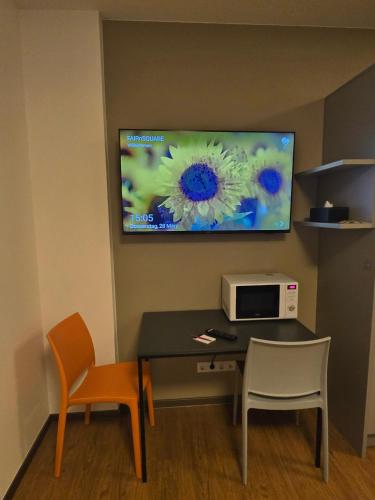 Μια τηλεόραση ή/και κέντρο ψυχαγωγίας στο Fair n Square Hotel 24 Stunden Self-Check In