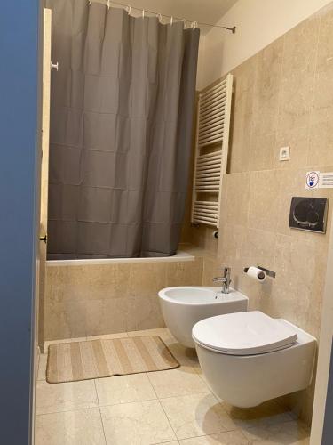 ein Bad mit einem WC und einer Dusche in der Unterkunft Golem in Prag