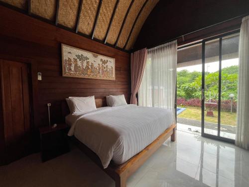 Postel nebo postele na pokoji v ubytování Belvilla 93805 Queen Villa Near Bali Zoo