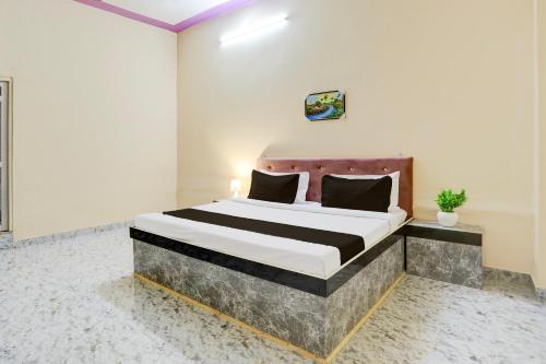 a bedroom with a bed in a room at OYO Flagship MOON S.E.Z in Etāwah