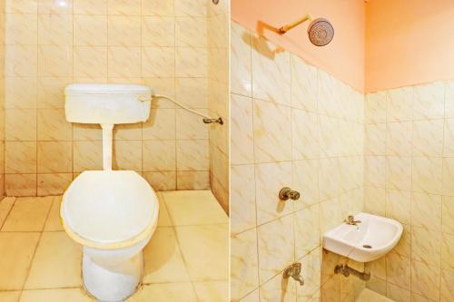 y baño con aseo y ducha. en OYO 824158 MK Raja Homes, en Chennai