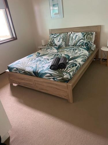 Un pat sau paturi într-o cameră la Hideaway Reef Cottage