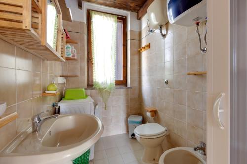 a bathroom with a sink and a toilet at Il mare in tasca in San Vero Milis