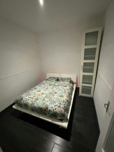 een kleine slaapkamer met een bed en een ladder bij Authenticité au cœur de la ville in Lyon