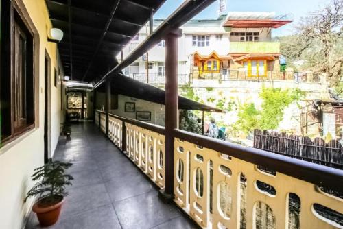 einen Balkon mit Blick auf ein Gebäude in der Unterkunft Hotel Hidden Chalet Nainital Near Mall Road - Luxury Room - Excellent Customer Service in Nainital