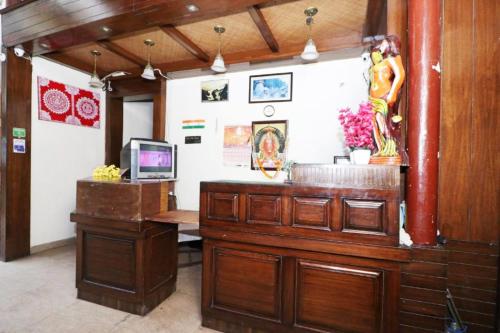 Zimmer mit einem Schreibtisch und einem TV. in der Unterkunft Hotel Hidden Chalet Nainital Near Mall Road - Luxury Room - Excellent Customer Service in Nainital