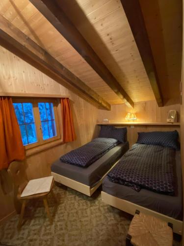 - une chambre avec 2 lits dans une maison dans l'établissement Haus Maran, à Urmein