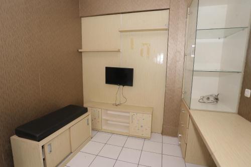 a room with a room with a tv in it at OYO 93825 Nona Key Property in Bekasi
