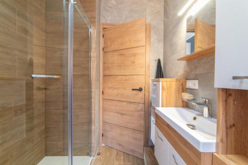 y baño con ducha y lavamanos. en 02224 Apartamento en segunda línea de playa, en San Javier