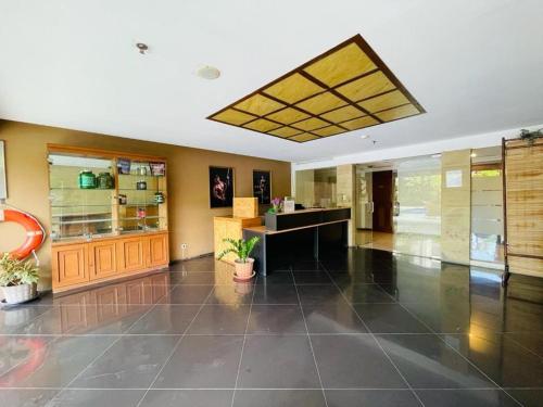 a large room with a lobby with a desk at OYO 93826 Cprc Inn Serpong in Tangerang