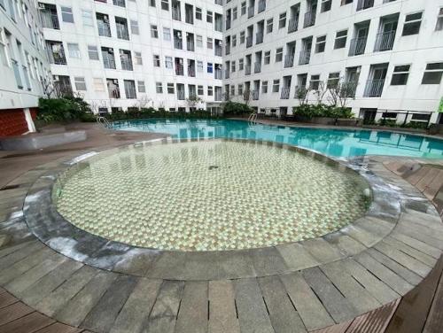 una gran piscina de agua en medio de un edificio en OYO 93826 Cprc Inn Serpong en Tangerang