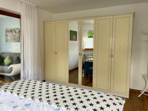 a bedroom with white cabinets and a black at Pension Höchemer in Bad Bocklet