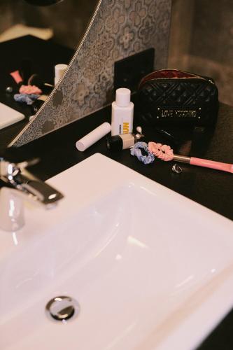 a white sink in a bathroom with a mirror at SOULSISTERS' Hotel 4 Sterne Superior in Kaprun
