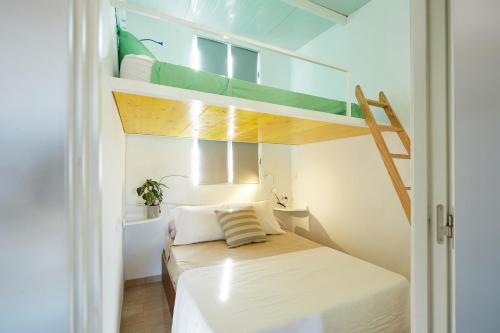 Dormitorio pequeño con litera y escalera en Playa, en Puerto de Mazarrón