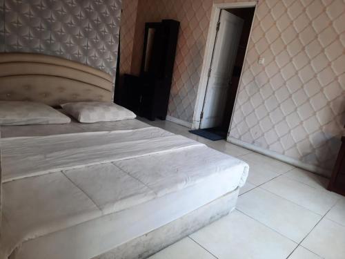 een slaapkamer met een groot bed in een kamer bij OYO 93833 Habitat Stay in Tangerang