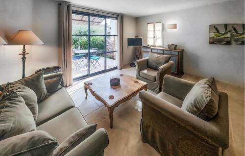 a living room with couches and a coffee table at Stunning Home In Saint-Laurent-De-La-Ca in Saint-Laurent-de-la-Cabrerisse