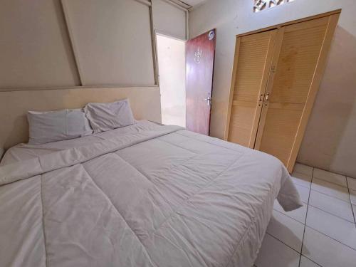 En eller flere senger på et rom på SPOT ON 93840 Guest House Amanda Syariah