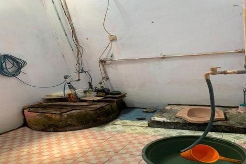 Baño sucio con aseo en una habitación en OYO 93841 Panorama Dewi, en Subang