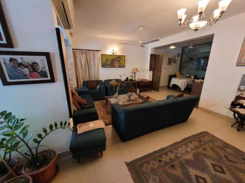 Sala de estar con 2 sofás y mesa en Ivy's en Bhopal