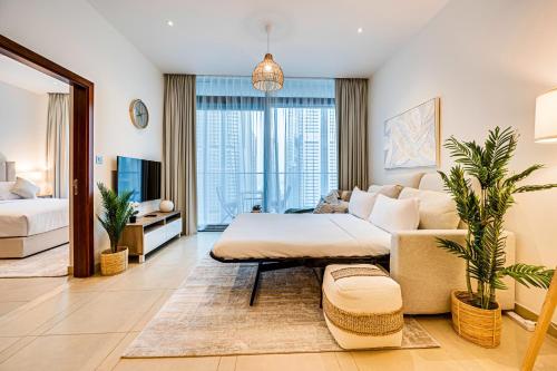 Postel nebo postele na pokoji v ubytování Amazing 1 BD in Marina Gate 2 Dubai Marina