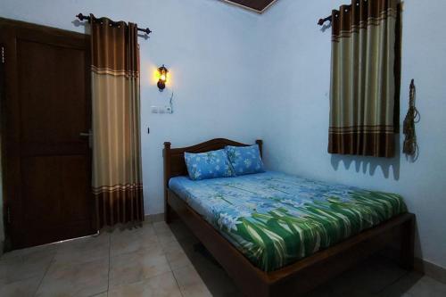 - une chambre avec un lit dans l'établissement Capital O 93842 Jowo Segoro Resort, à Yogyakarta
