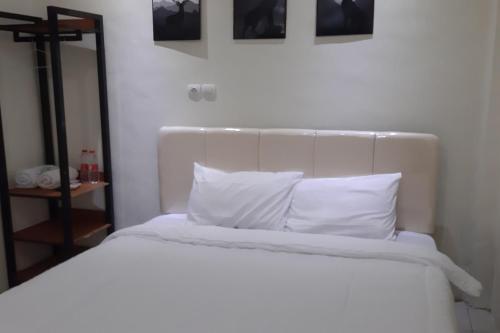 Кровать или кровати в номере Hotel O Kost Reski 1 Near Pasar Rakyat Limbung