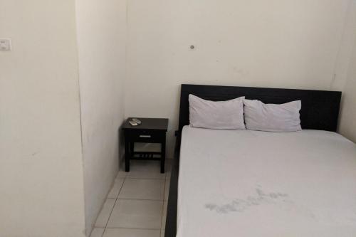 Кровать или кровати в номере Hotel O Kost Reski 1 Near Pasar Rakyat Limbung