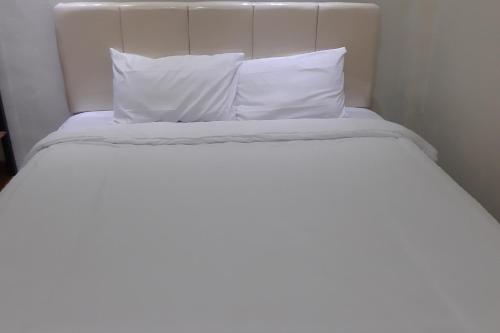 Кровать или кровати в номере Hotel O Kost Reski 1 Near Pasar Rakyat Limbung