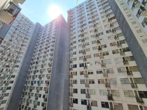 バンドンにあるOYO Life 93855 Apartement The Jarrdin By Apt Propertyの太陽を背景にした2棟の高層アパート