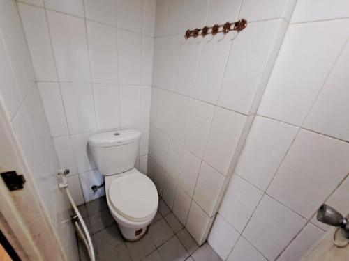 A bathroom at OYO Life 93855 Apartement The Jarrdin By Apt Property