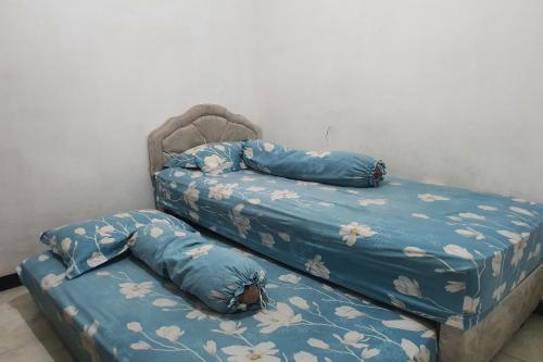 En eller flere senge i et værelse på OYO 93862 Abang Homestay Syariah