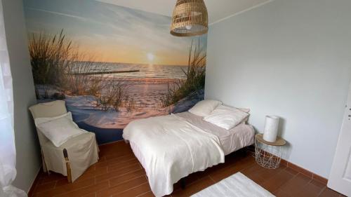 une chambre avec un lit et une peinture d'une plage dans l'établissement Maison CAUVIERE, à Marseille