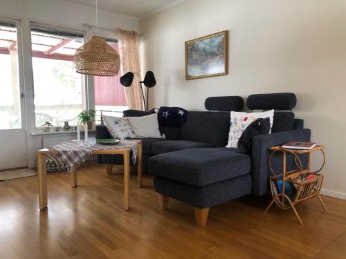 sala de estar con sofá azul y mesa en Villa Marlise en Hammarstrand