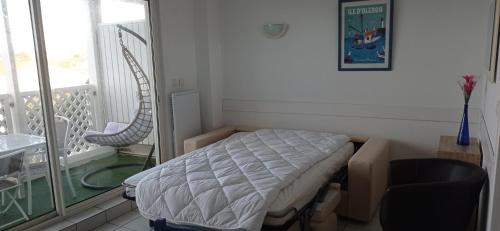 - un lit d'hôpital dans une chambre avec balcon dans l'établissement Les Terrasses de Fort Boyard, à Fouras