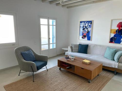 un soggiorno con divano e tavolino da caffè di Mykonian 4 Bd Ocean Dream House in Agios Sostis ad Agios Sostis Mykonos