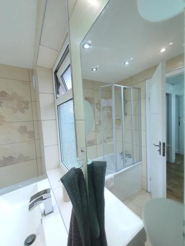 a bathroom with a shower and a sink at 1. Single Room (Professional, Trades) Welcome in Luton