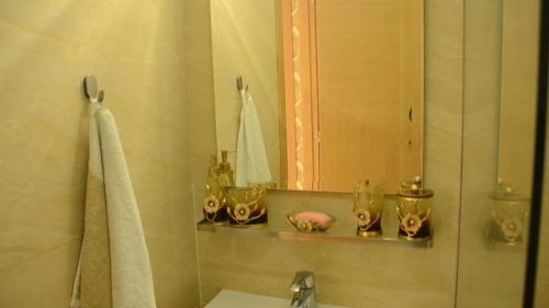 bagno con lavandino, specchio e asciugamano di حي كاليفورنيا، شارع يافا، عين الشق a Casablanca