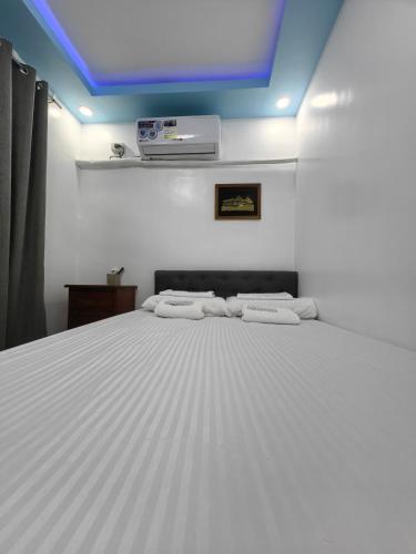 Postel nebo postele na pokoji v ubytování Homelux Transient House