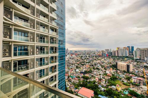 a view of a city from a tall building at BGC 2BR Uptown Parksuites with balcony and bathtub in Manila