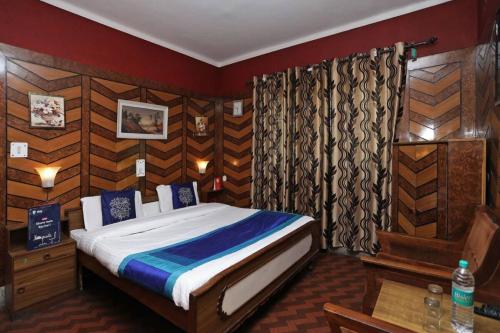Tempat tidur dalam kamar di Hotel Ankur Plaza Deluxe Lake View Nainital Near Mall Road - Prime Location - Hygiene & Spacious Room - Best Selling