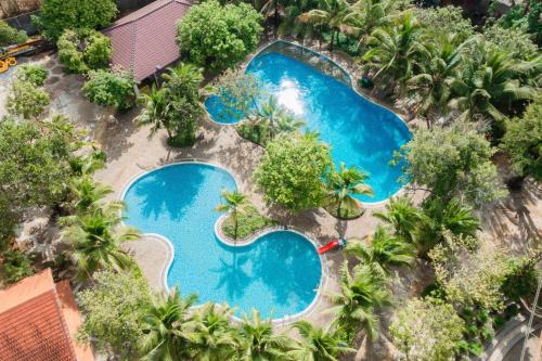 una vista aérea de una piscina con palmeras en Khu du lịch Suối Ong, en Buôn Erang