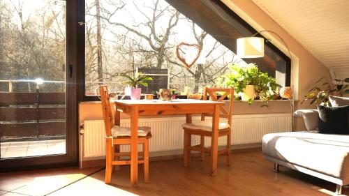 Гостиная зона в Ferienwohnung im Wald mit Kamin