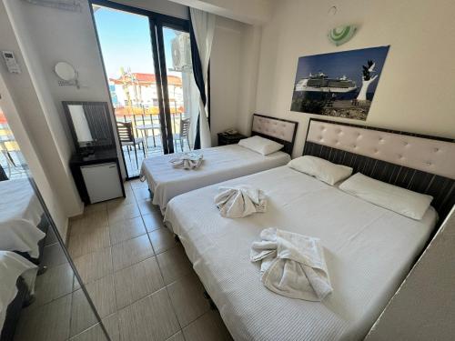 2 letti in camera d'albergo con asciugamani di Erciyes Hotel a Kusadası