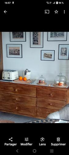 a counter with some oranges on top of it at chambre d'hôte La Paisible in Treize-Vents
