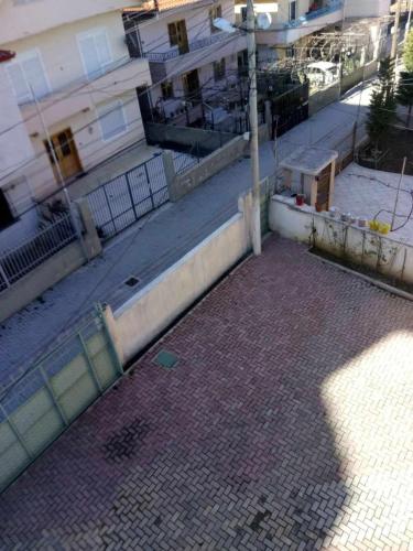 un passage en briques vide devant un bâtiment dans l'établissement shtepi private 2 kateshe me parking, à Pogradec
