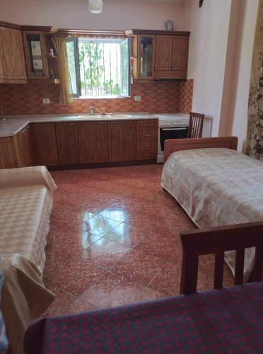 une chambre avec deux lits et une cuisine avec un évier dans l'établissement shtepi private 2 kateshe me parking, à Pogradec