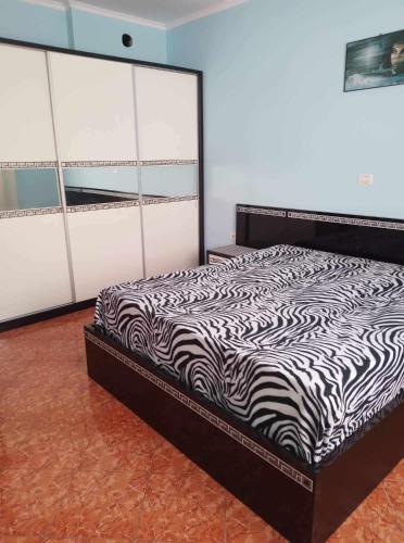 - une chambre avec un lit à motifs zébrés dans l'établissement shtepi private 2 kateshe me parking, à Pogradec