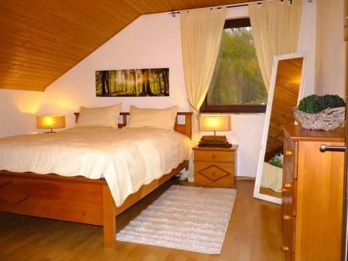 Кровать или кровати в номере Ferienwohnung im Wald mit Kamin