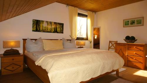 バート・ハルツブルクにあるFerienwohnung im Wald mit Kaminのベッドルーム(大型ベッド1台、窓付)