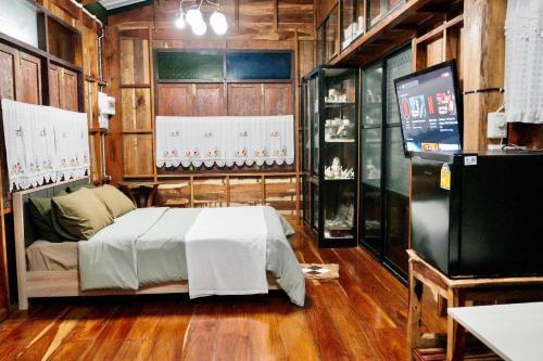 una camera con un letto e una TV di Pang Long Chao resort a Trang
